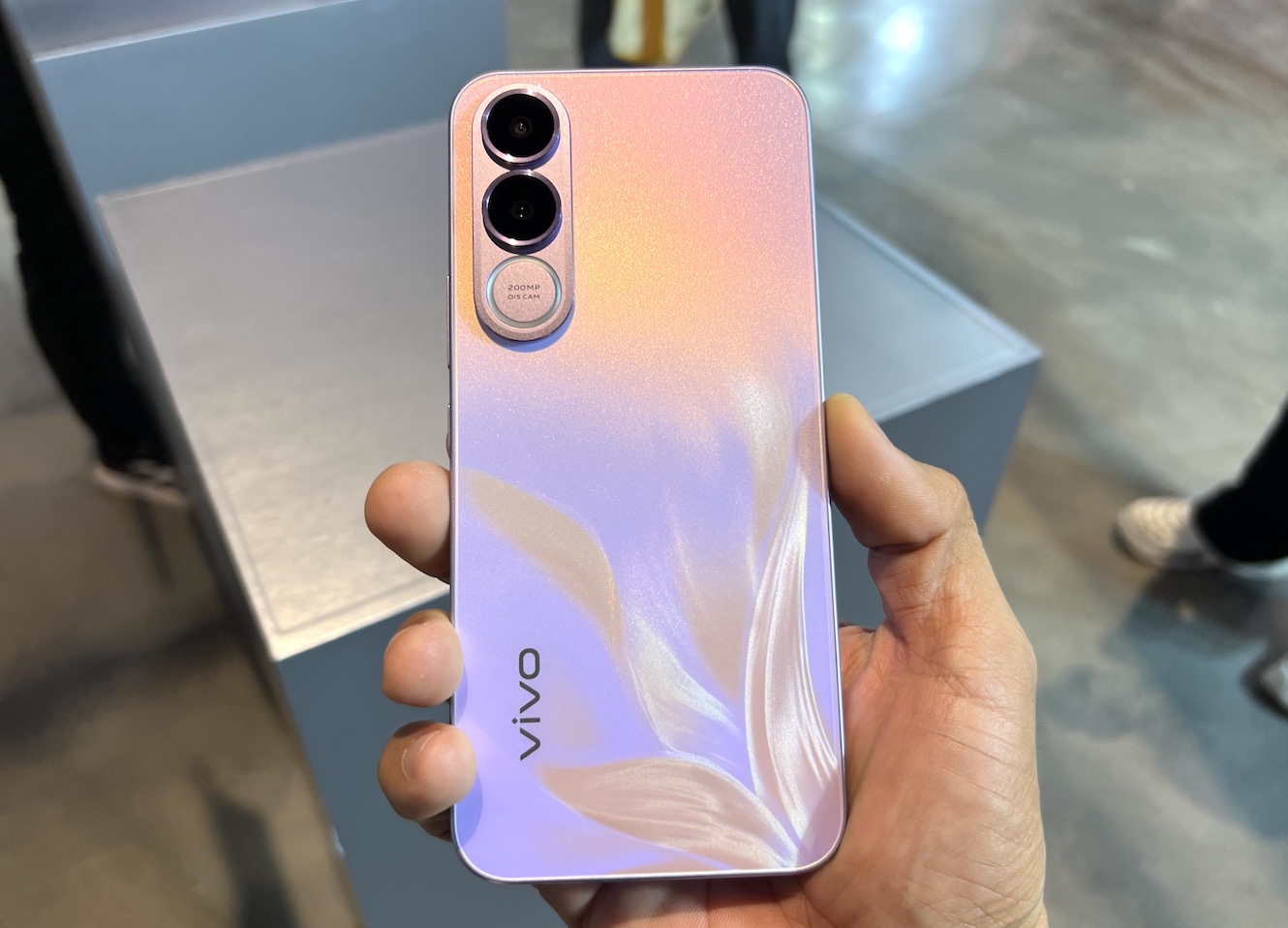 vivo V70 và V70 FE ra mắt tại Việt Nam: Định nghĩa lại smartphone nhiếp ảnh với AI và thiết kế thời thượng