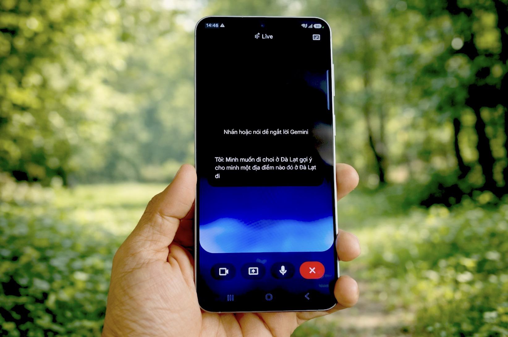Trên Galaxy A57 5G, Gemini Live không chỉ là một trợ lý ảo trả lời câu hỏi, mà hoạt động như một đối tác tương tác theo thời gian thực. Người dùng có thể trò chuyện tự nhiên, đặt câu hỏi theo ngữ cảnh, hoặc thậm chí yêu cầu phân tích thông tin đang hiển thị trên màn hình.