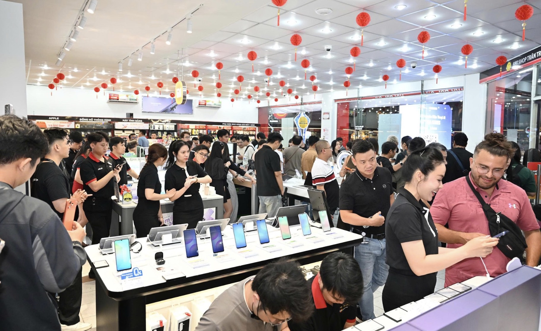 FPT Shop mở bán Galaxy S26 series tại 121 Lê Lợi với nhiều ưu đãi, khách hàng hào hứng trải nghiệm