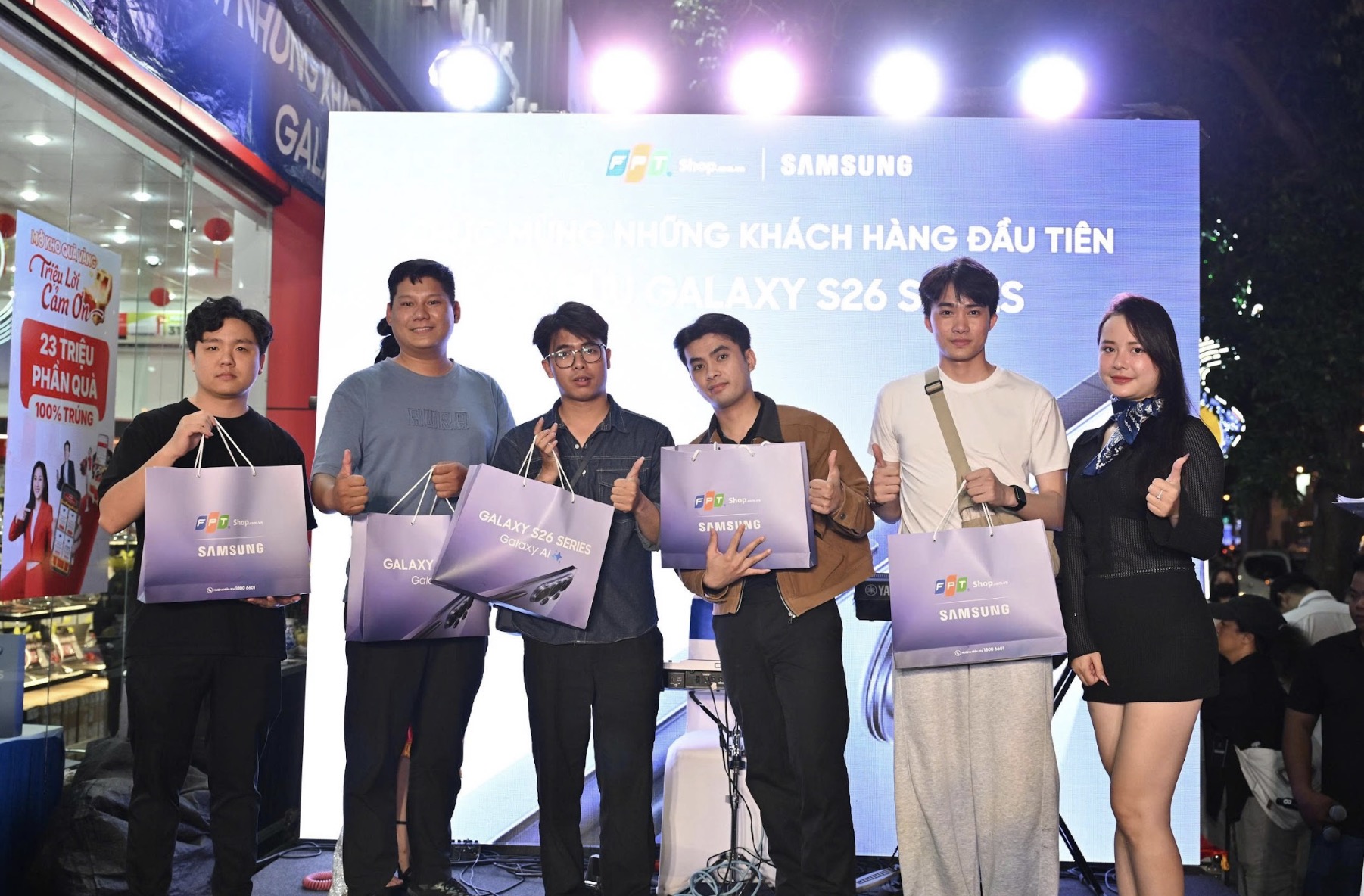FPT Shop mở bán Galaxy S26 series tại 121 Lê Lợi với nhiều ưu đãi, khách hàng hào hứng trải nghiệm