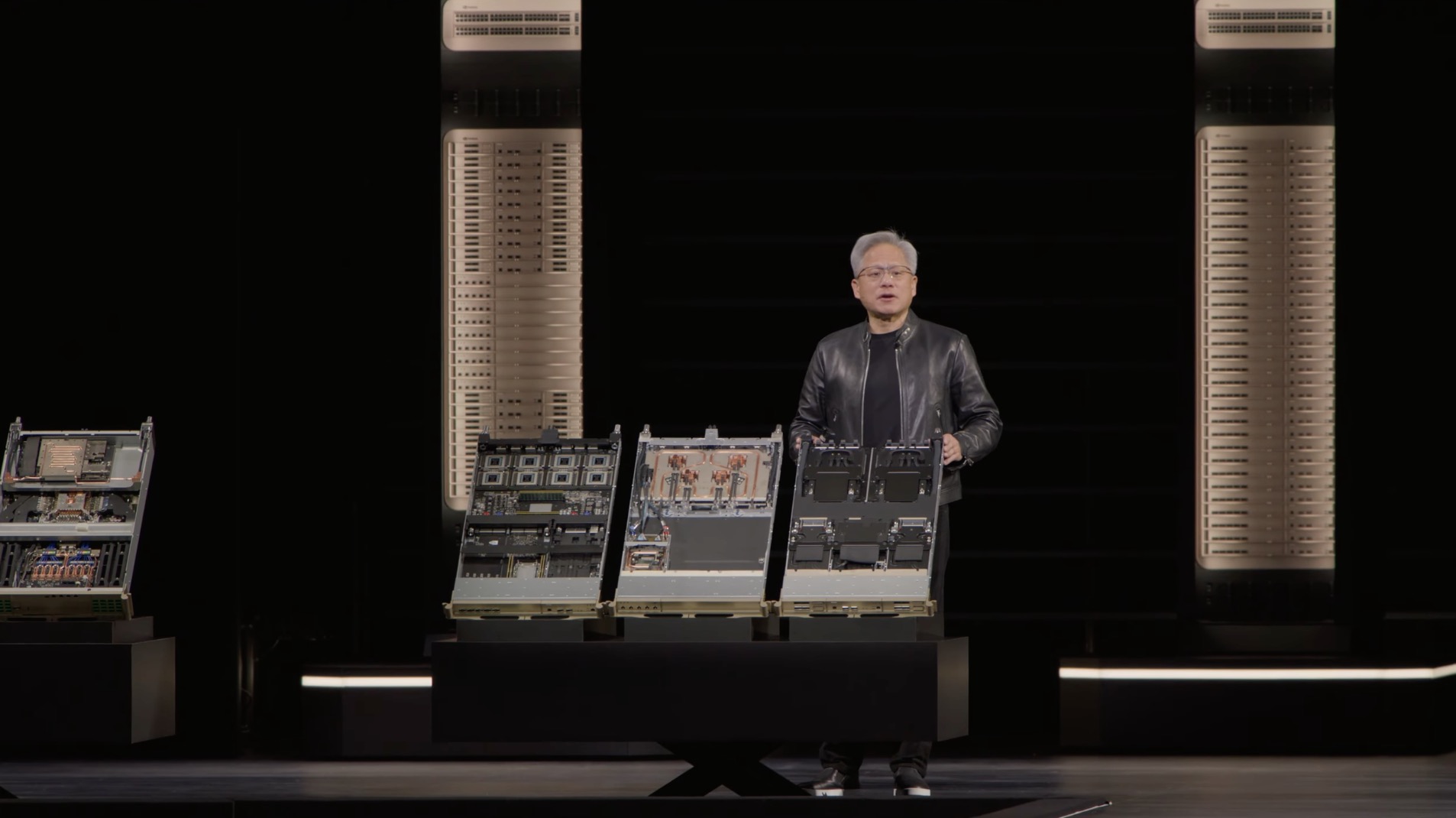 GTC 2026: NVIDIA giới thiệu nền tảng Vera Rubin với 7 chip mới, đặt nền móng cho kỷ nguyên Agentic AI TechTimes Vietnam Trong khi đó, rack mạng Spectrum-6 SPX Ethernet được phát triển để tối ưu hóa luồng dữ liệu giữa các rack trong nhà máy AI. Hệ thống này có thể hoạt động với cả Ethernet Spectrum-X hoặc InfiniBand Quantum-X800, cung cấp kết nối độ trễ thấp và băng thông cao giữa hàng nghìn GPU. Công nghệ quang học tích hợp mới cũng giúp tăng hiệu quả năng lượng lên tới năm lần so với các module quang truyền thống.