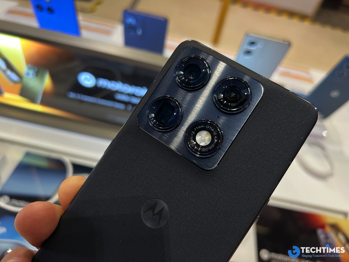 Motorola ra mắt motorola signature, edge 70 và moto g57 power tại Việt Nam, giá từ 6,99 triệu đồng TechTimes Vietnam Về nhiếp ảnh, motorola signature được trang bị hệ thống bốn camera 50 MP. Camera chính sử dụng cảm biến Sony LYTIA, hỗ trợ quay video Dolby Vision. Ngoài ra còn có camera tele tiềm vọng với zoom quang 3x và zoom kỹ thuật số tối đa 100x, camera góc siêu rộng kiêm macro và camera selfie 50 MP có thể quay video 4K.