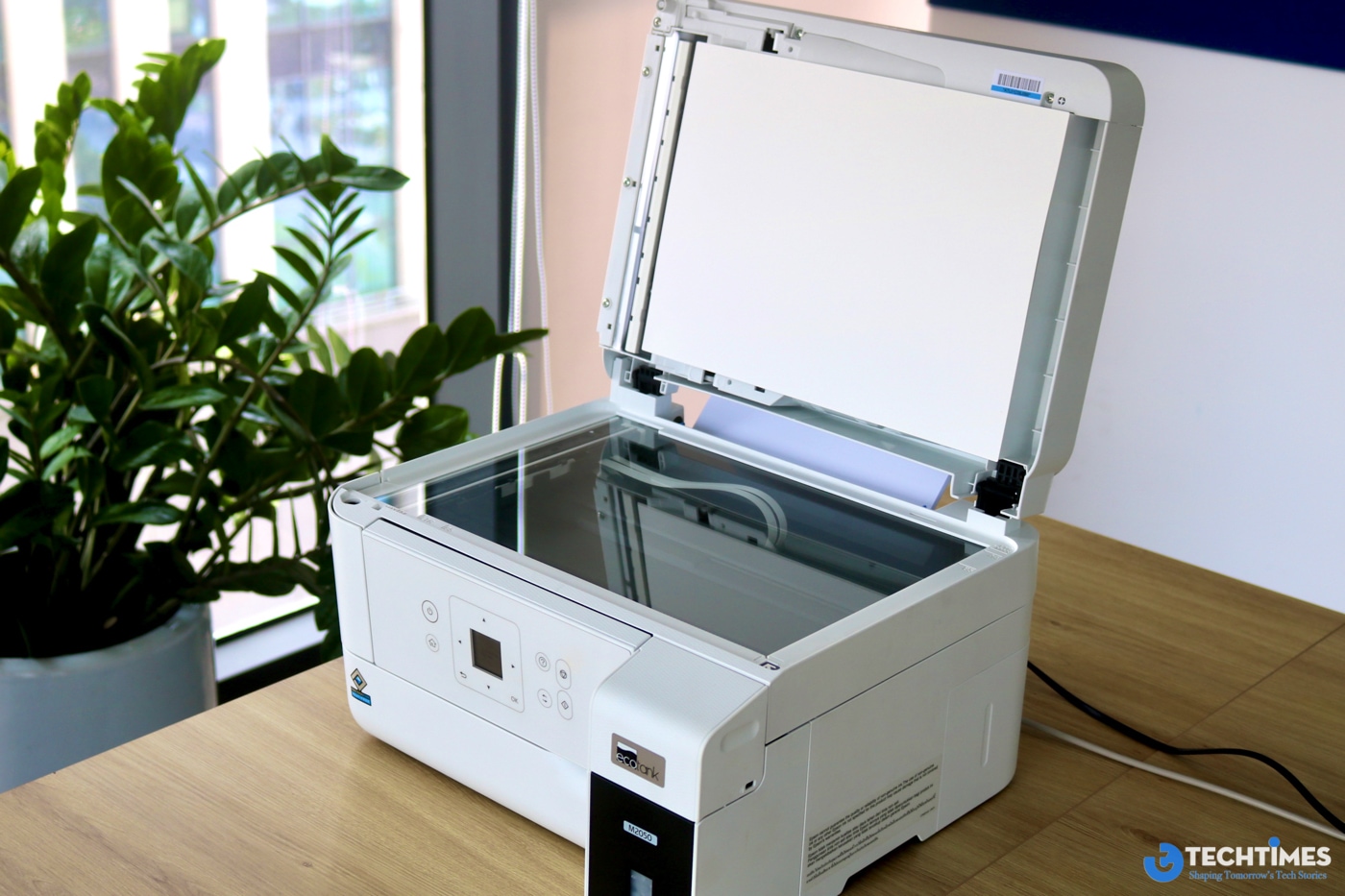 Một trong những yếu tố giúp EPSON EcoTank M2050 trở nên hoàn chỉnh hơn là khả năng scan tích hợp, đóng vai trò quan trọng trong việc chuyển đổi tài liệu vật lý sang định dạng số.