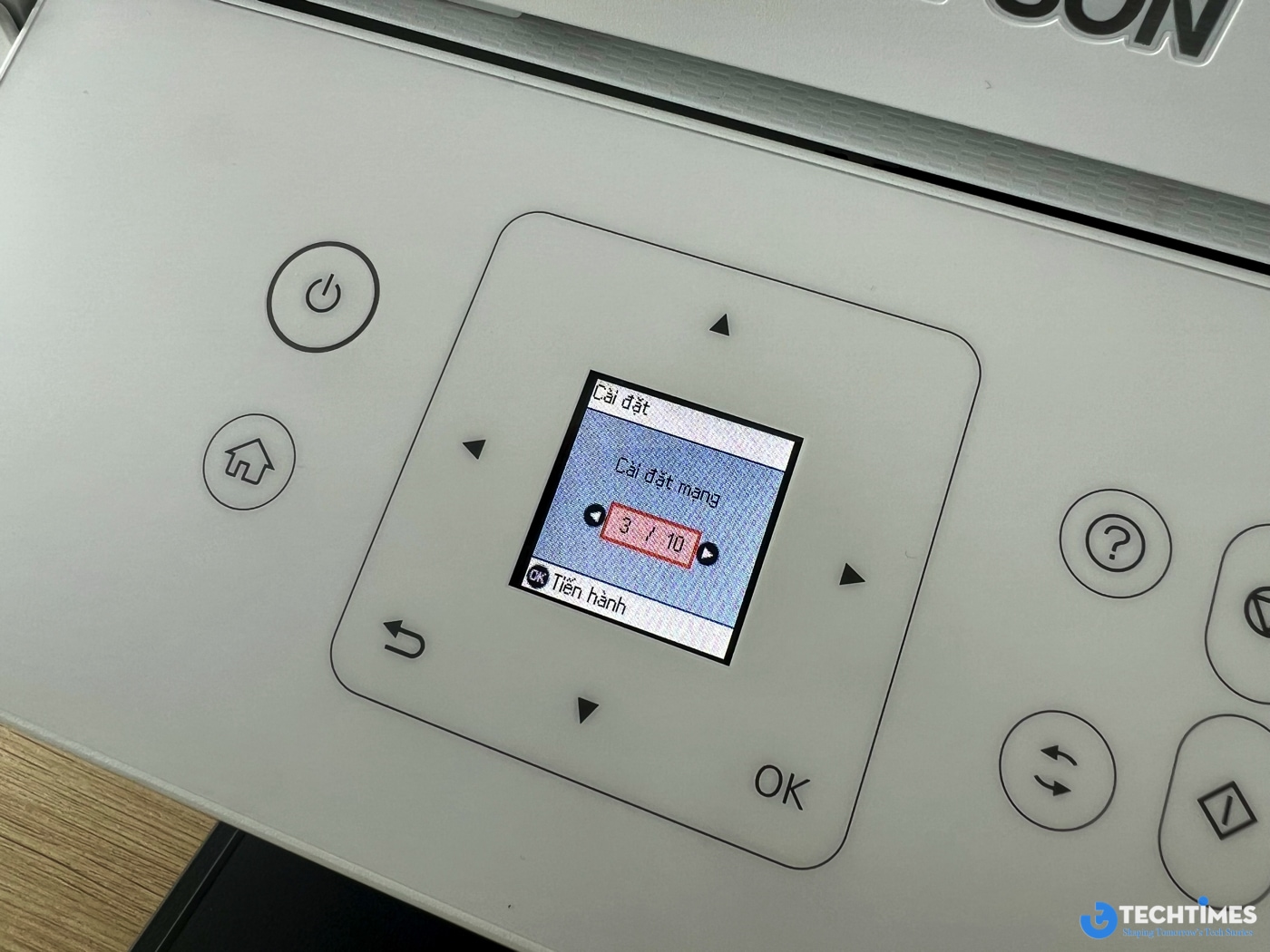 EPSON EcoTank M2050 không gây ấn tượng bằng những đường nét cầu kỳ, mà lựa chọn phong cách thiết kế tối giản, đề cao tính ổn định và dễ sử dụng. Kích thước tổng thể gọn gàng cho phép thiết bị dễ dàng bố trí trong nhiều không gian khác nhau, từ bàn làm việc cá nhân đến văn phòng quy mô nhỏ.