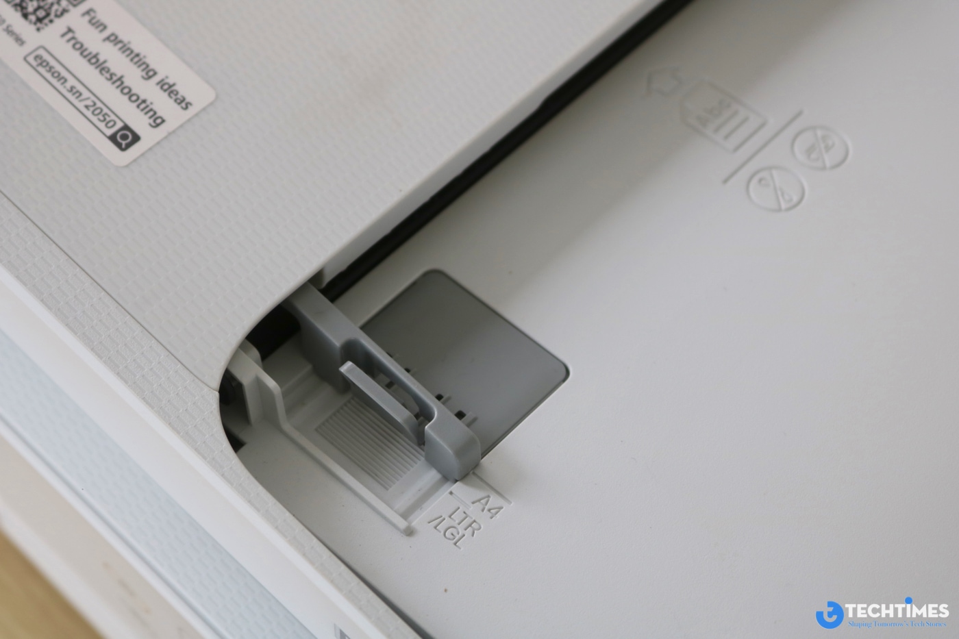 EPSON EcoTank M2050 không gây ấn tượng bằng những đường nét cầu kỳ, mà lựa chọn phong cách thiết kế tối giản, đề cao tính ổn định và dễ sử dụng. Kích thước tổng thể gọn gàng cho phép thiết bị dễ dàng bố trí trong nhiều không gian khác nhau, từ bàn làm việc cá nhân đến văn phòng quy mô nhỏ.