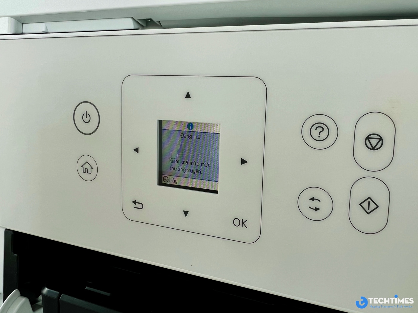 EPSON EcoTank M2050 không gây ấn tượng bằng những đường nét cầu kỳ, mà lựa chọn phong cách thiết kế tối giản, đề cao tính ổn định và dễ sử dụng. Kích thước tổng thể gọn gàng cho phép thiết bị dễ dàng bố trí trong nhiều không gian khác nhau, từ bàn làm việc cá nhân đến văn phòng quy mô nhỏ.