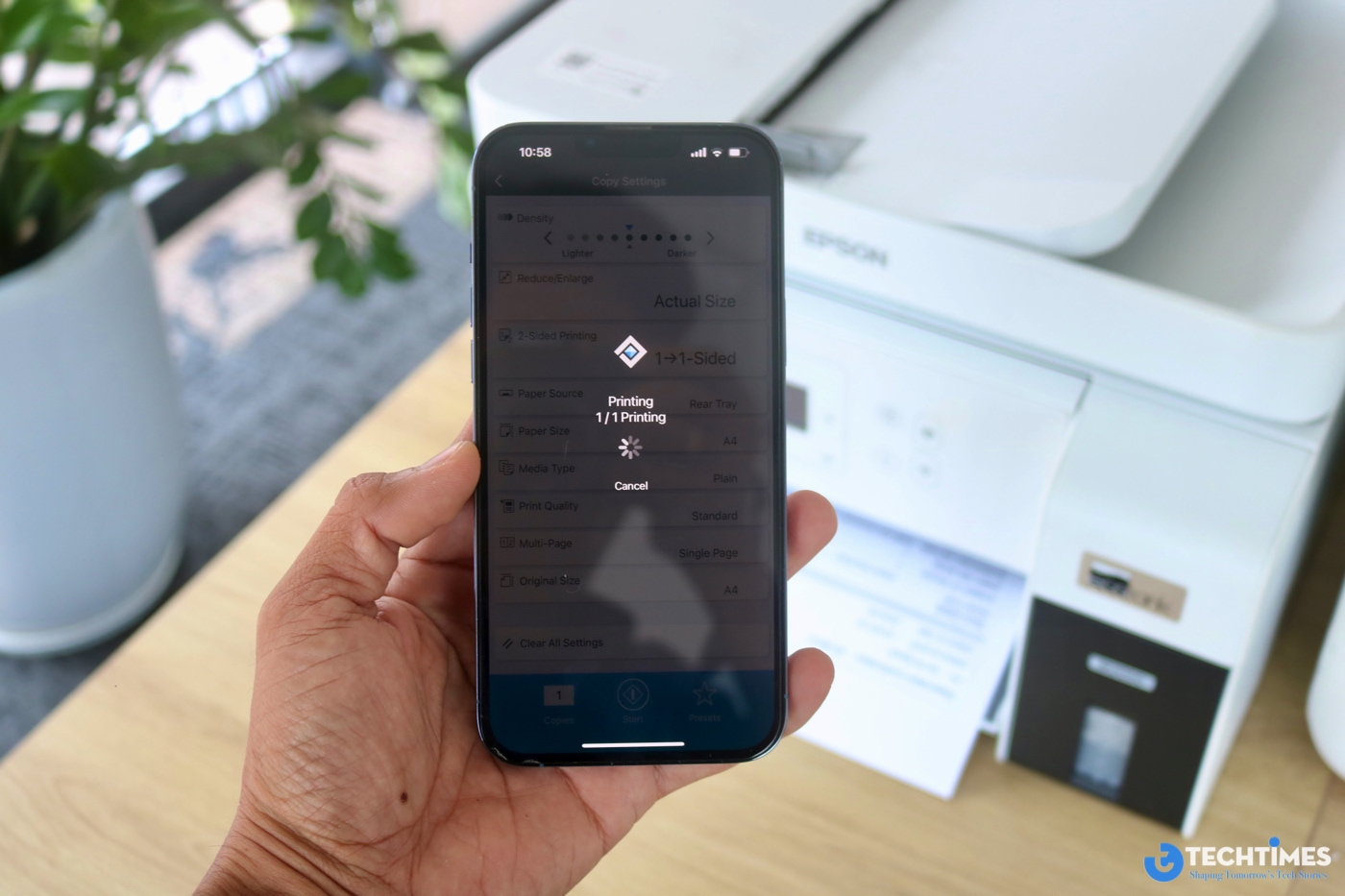 EPSON EcoTank M2050 không gây ấn tượng bằng những đường nét cầu kỳ, mà lựa chọn phong cách thiết kế tối giản, đề cao tính ổn định và dễ sử dụng. Kích thước tổng thể gọn gàng cho phép thiết bị dễ dàng bố trí trong nhiều không gian khác nhau, từ bàn làm việc cá nhân đến văn phòng quy mô nhỏ.