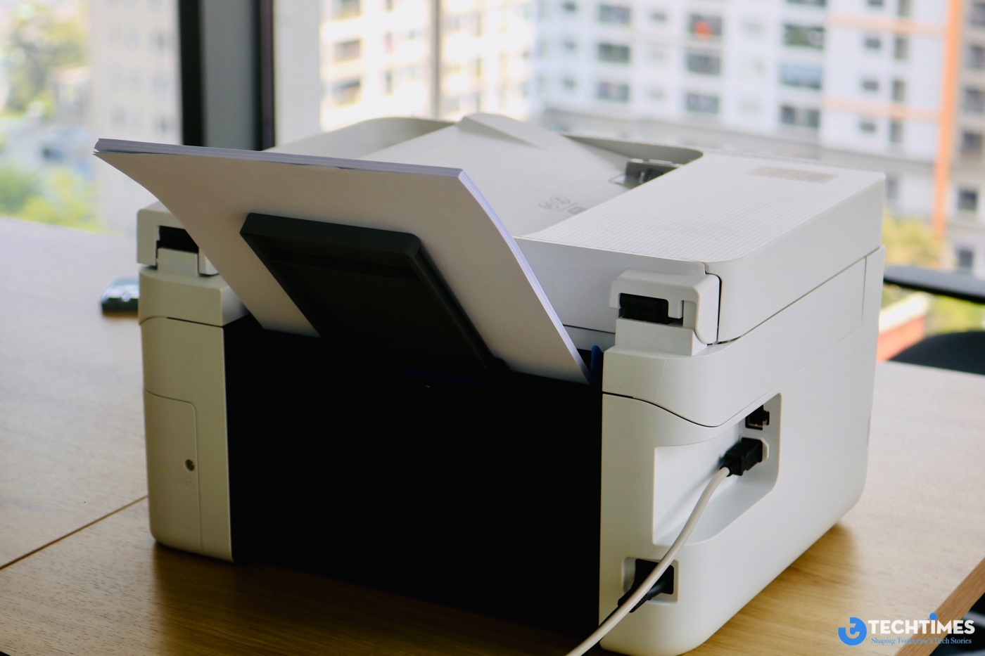 EPSON EcoTank M2050 không gây ấn tượng bằng những đường nét cầu kỳ, mà lựa chọn phong cách thiết kế tối giản, đề cao tính ổn định và dễ sử dụng. Kích thước tổng thể gọn gàng cho phép thiết bị dễ dàng bố trí trong nhiều không gian khác nhau, từ bàn làm việc cá nhân đến văn phòng quy mô nhỏ.