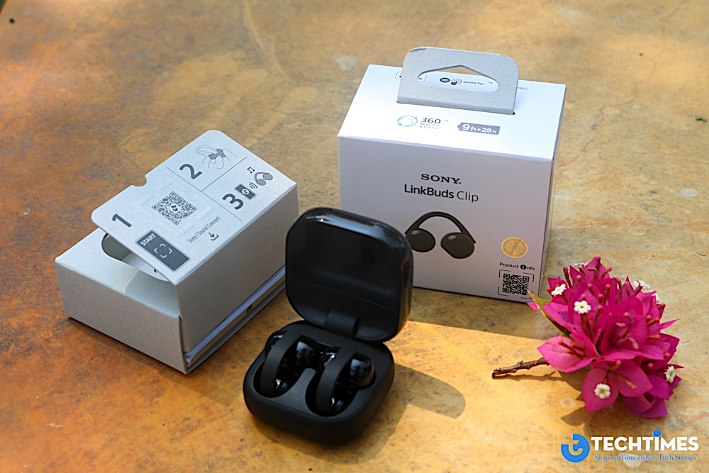 Hộp sạc tiếp tục thể hiện rõ triết lý thiết kế đó. Với kiểu dáng bo tròn mềm mại, lớp hoàn thiện nhám giúp hạn chế bám vân tay và tăng độ bám khi cầm, phụ kiện này mang lại cảm giác chắc tay và đáng tin cậy trong quá trình sử dụng lâu dài. Kích thước nhỏ gọn cũng là một điểm cộng lớn, cho phép người dùng dễ dàng mang theo trong túi quần hoặc balo mà không chiếm nhiều không gian. Đây là kiểu thiết kế hướng đến sự tiện lợi hàng ngày – đơn giản, tinh gọn nhưng vẫn đảm bảo tính thẩm mỹ và độ hoàn thiện.