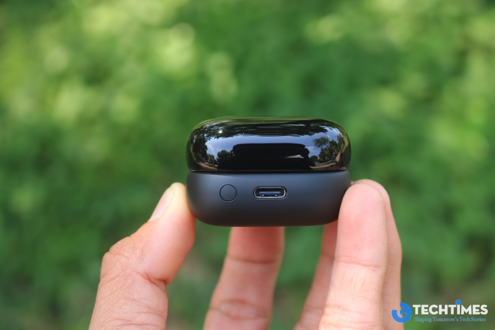 Kiểu hộp kết hợp bóng bẩy và đen nhám của sản phẩm khá ấn tượng.