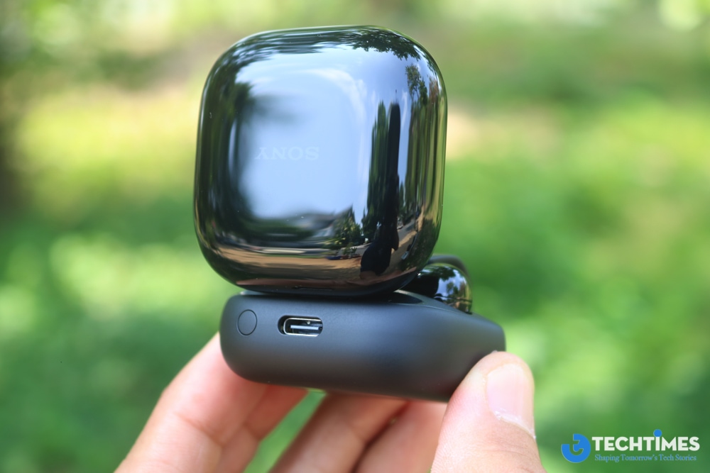 Sony Clip WF-LC900 không giống bất kỳ mẫu tai nghe true wireless truyền thống nào. Thay vì đi theo hướng in-ear hoặc móc tai quen thuộc, Sony chọn thiết kế kẹp với cấu trúc hai phần được nối bằng một dải silicon mềm.