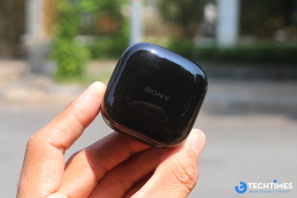 Mặt trên hộp phủ bóng với logo Sony đặt ở trung tâm.