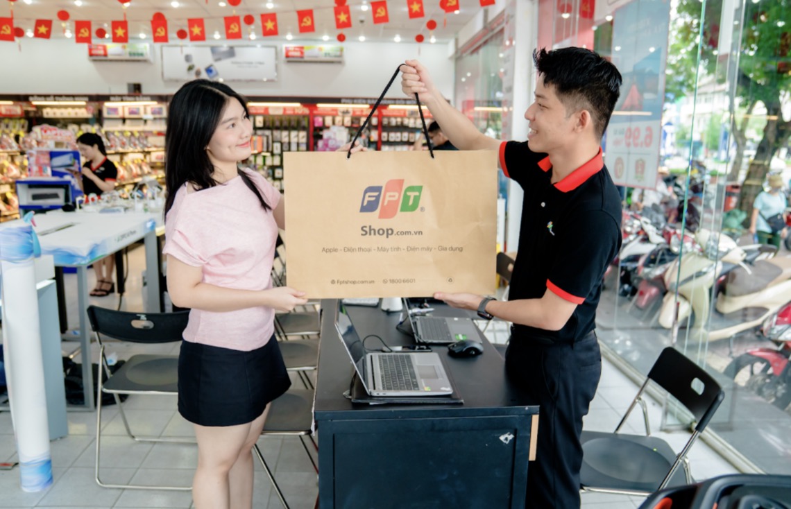 FPT Shop và F.Studio by FPT tung ưu đãi hấp dẫn đến 5 triệu đồng cho MacBook Neo