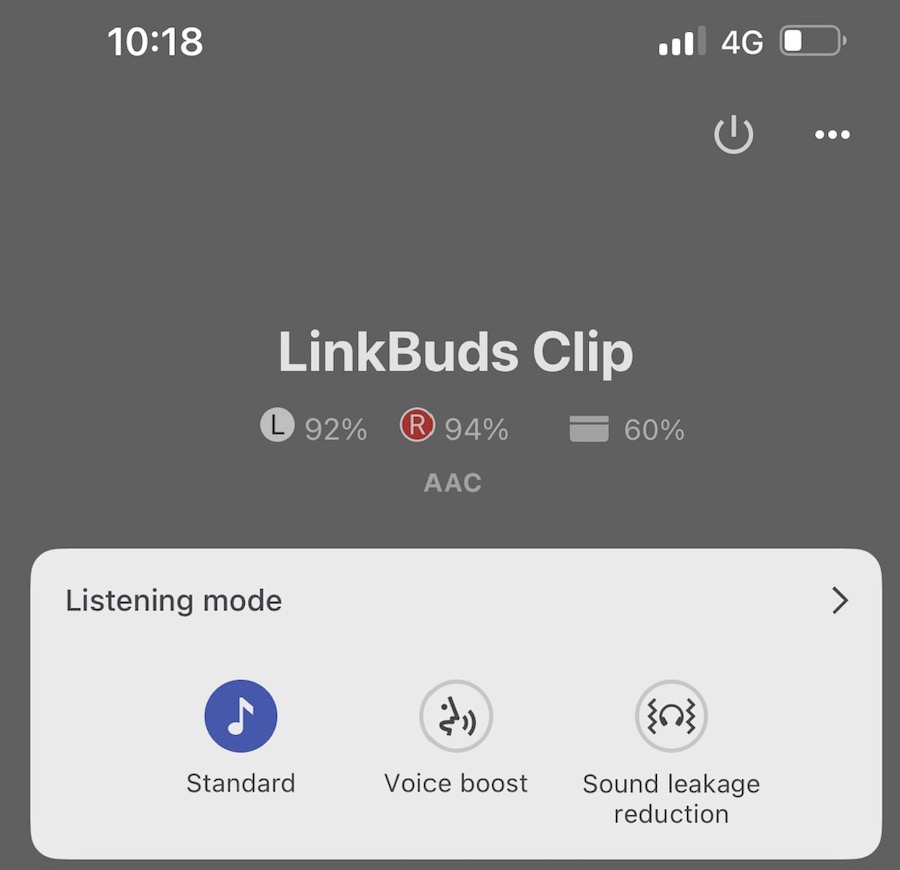 Do không bịt kín tai, chất âm của WF-LC900 không hướng đến kiểu “đậm bass” hay gây ấn tượng tức thì. Thay vào đó là âm thanh tự nhiên, rõ ràng, dễ nghe lâu dài.
