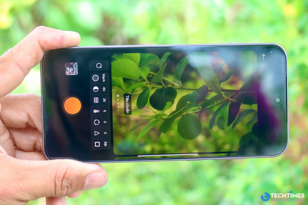 Đánh giá OPPO Find X9s: Khi smartphone nhỏ gọn mang tham vọng thay thế máy ảnh chuyên nghiệp TechTimes Vietnam Điều thú vị nhất ở Find X9s nằm ở triết lý sản phẩm. OPPO không cố biến smartphone thành một cỗ máy AI “auto đẹp”. Thay vào đó, hãng muốn tạo ra thiết bị có cá tính nhiếp ảnh rõ ràng.