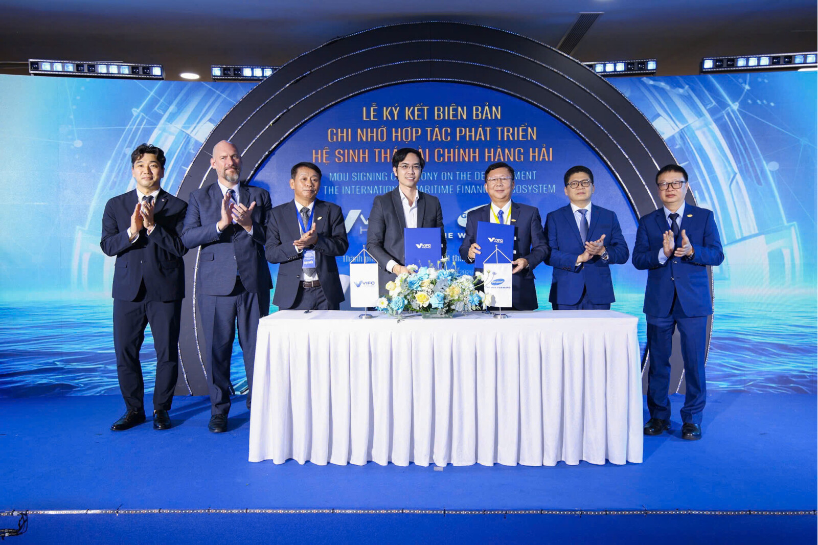 Hệ sinh thái Tài chính Hàng hải Quốc tế (IMFE) vừa được chính thức ra mắt tại TP. Hồ Chí Minh TechTimes Vietnam Assoc. Prof. Dr. Nguyen Huu Huan (left), Vice Chairman of VIFC-HCMC, and Mr. Nguyen Thanh Binh, General Director of Gemadept Corporation, at the official launch ceremony of the International Maritime Financial Ecosystem (IMFE) in Ho Chi Minh City.