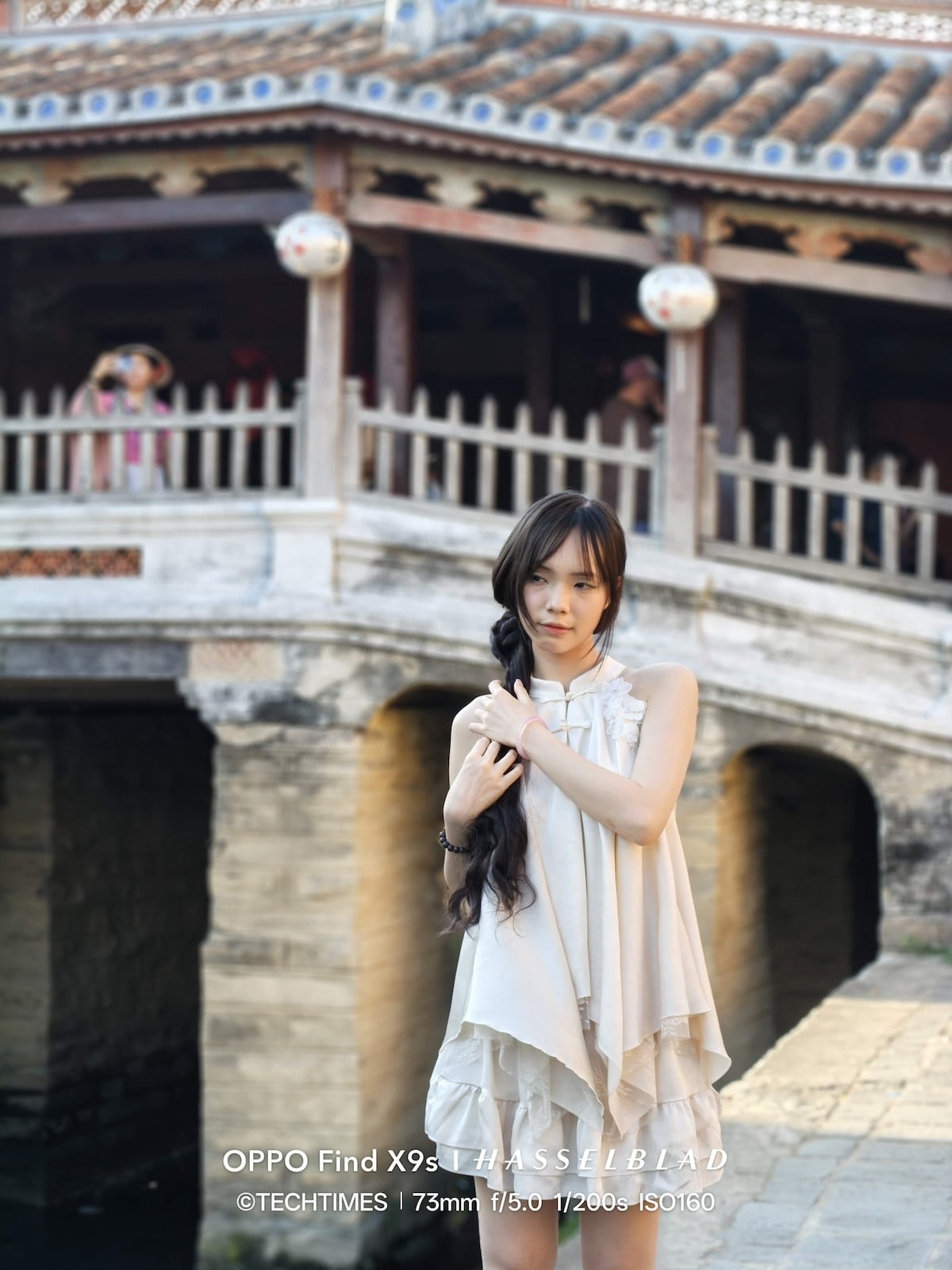 Đánh giá OPPO Find X9s: Khi smartphone nhỏ gọn mang tham vọng thay thế máy ảnh chuyên nghiệp TechTimes Vietnam Ảnh chụp ở mức 3x có độ chi tiết cực cao, màu sắc đồng nhất với camera chính và khả năng tái tạo phối cảnh rất đẹp. Đây là tiêu cự gần như lý tưởng cho chân dung. Khi chụp người, khuôn mặt được tái tạo tự nhiên hơn đáng kể so với camera chính. Chủ thể nổi bật hơn nhưng không bị méo hình như khi sử dụng ống kính góc rộng. Điều quan trọng nhất là khả năng tạo bokeh.
