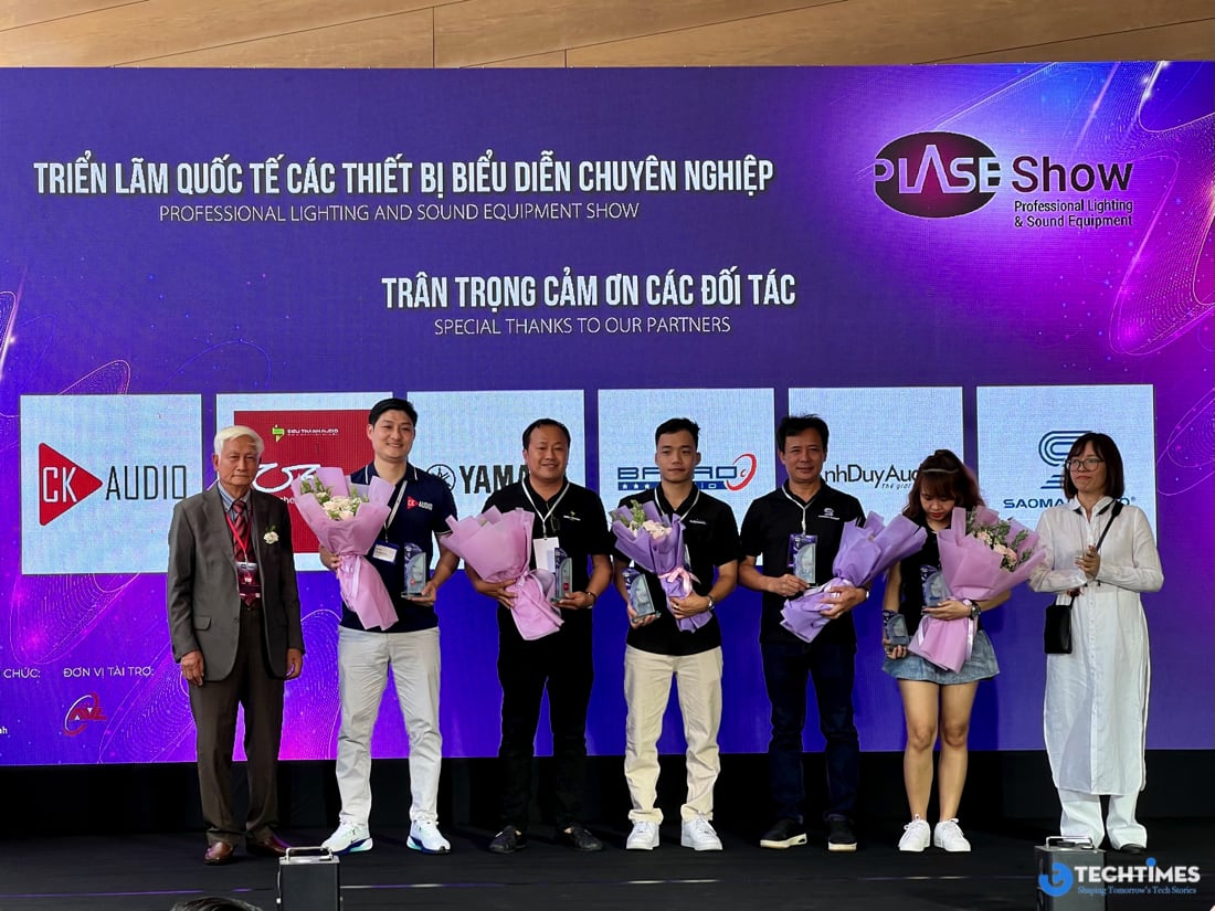 Theo thông tin từ ban tổ chức, PLASE Show 2026 diễn ra trong ba ngày từ 15 đến 17/5, quy tụ gần 100 thương hiệu trong và ngoài nước hoạt động trong các lĩnh vực âm thanh chuyên nghiệp, ánh sáng sân khấu, thiết bị karaoke, hệ thống trình diễn, nhạc cụ và công nghệ biểu diễn.  