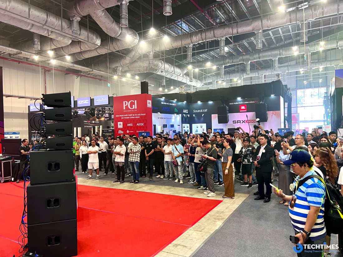 Theo thông tin từ ban tổ chức, PLASE Show 2026 diễn ra trong ba ngày từ 15 đến 17/5, quy tụ gần 100 thương hiệu trong và ngoài nước hoạt động trong các lĩnh vực âm thanh chuyên nghiệp, ánh sáng sân khấu, thiết bị karaoke, hệ thống trình diễn, nhạc cụ và công nghệ biểu diễn.  
