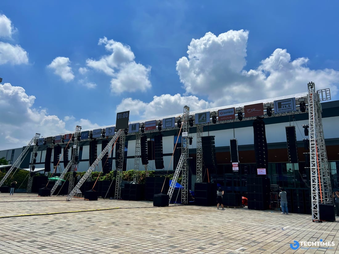 Theo thông tin từ ban tổ chức, PLASE Show 2026 diễn ra trong ba ngày từ 15 đến 17/5, quy tụ gần 100 thương hiệu trong và ngoài nước hoạt động trong các lĩnh vực âm thanh chuyên nghiệp, ánh sáng sân khấu, thiết bị karaoke, hệ thống trình diễn, nhạc cụ và công nghệ biểu diễn.  