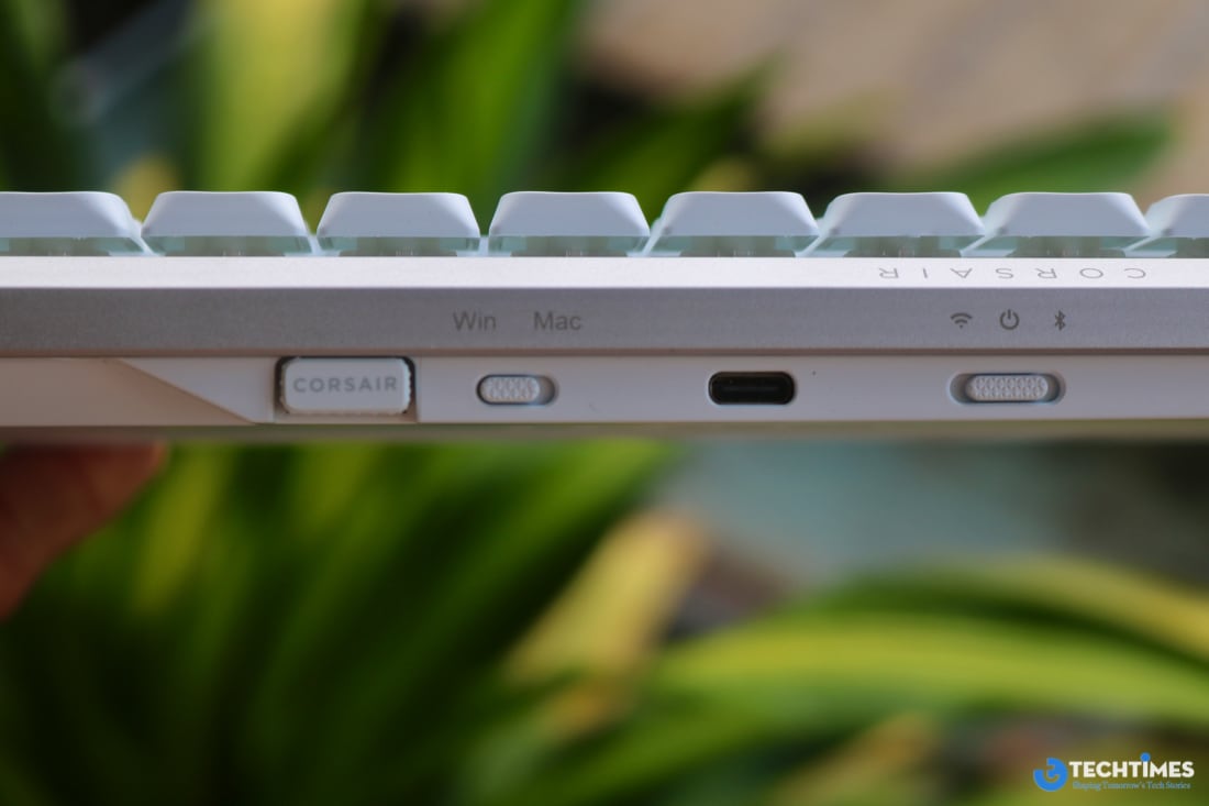 Các cổng giao tiếp, switch chuyển đổi được bố trí ở mặt sau bàn phím.