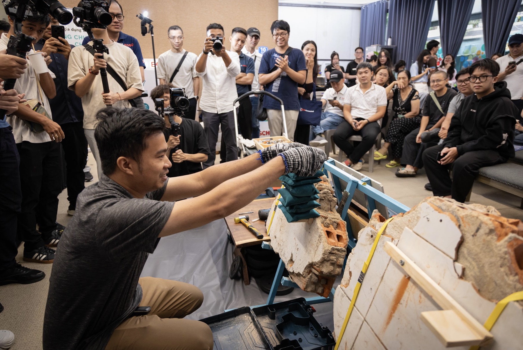 Ở mảng thiết bị gia dụng, Bosch tiếp tục theo đuổi chiến lược kết nối và tự động hóa nhằm mang lại trải nghiệm tiện nghi hơn cho người dùng hiện đại. Một trong những điểm nhấn đáng chú ý là công nghệ Zeolith Drying trên máy rửa chén Bosch. Công nghệ này sử dụng khoáng chất tự nhiên để tăng hiệu quả sấy khô nhưng vẫn tối ưu điện năng tiêu thụ.