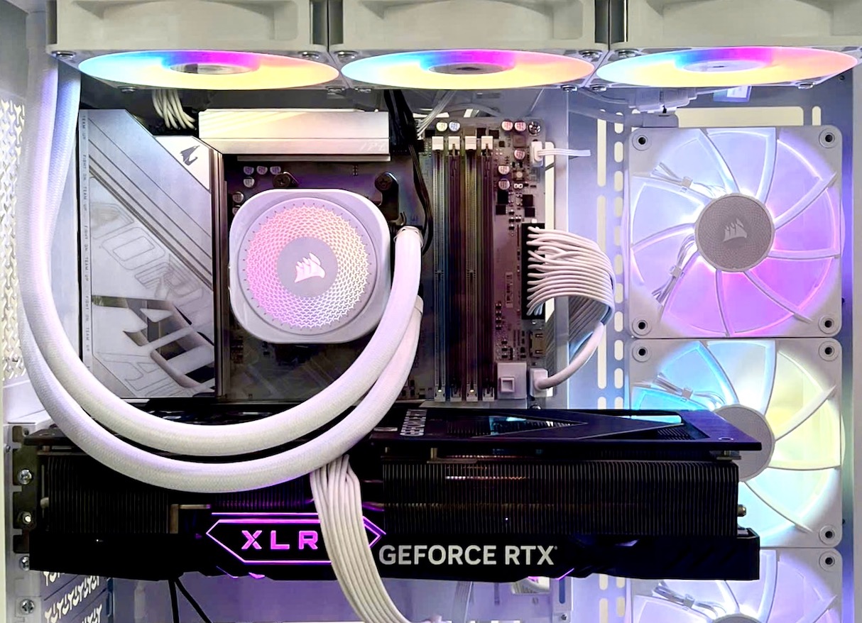 Corsair iCUE LINK 3500X RGB & NAUTILUS 360 RS ARGB White: Combo build PC trắng đẹp, mát và dễ chơi TechTimes Vietnam Trong khi nhiều hãng đang chạy theo xu hướng màn hình LCD và thiết kế ngày càng “hầm hố”, Corsair NAUTILUS 360 RS ARGB White lại đi theo hướng đơn giản hơn.