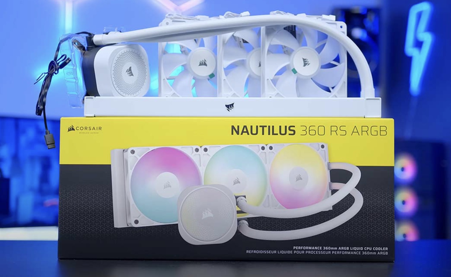 Corsair iCUE LINK 3500X RGB & NAUTILUS 360 RS ARGB White: Combo build PC trắng đẹp, mát và dễ chơi TechTimes Vietnam Radiator 360mm đi kèm ba quạt ARGB (Addressable RGB) giúp hệ thống đủ nổi bật nhưng không quá phô trương. Hiệu ứng ánh sáng tương đối mềm, chuyển màu mượt và phù hợp với các setup hiện đại theo phong cách tối giản.