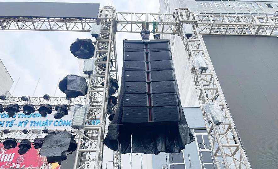 Siêu phẩm line array “đầu bảng” Avanda. Với sự kết hợp đỉnh cao giữa sức mạnh 5200W và độ chính xác tuyệt đối của bộ lọc FIR 96kHz 