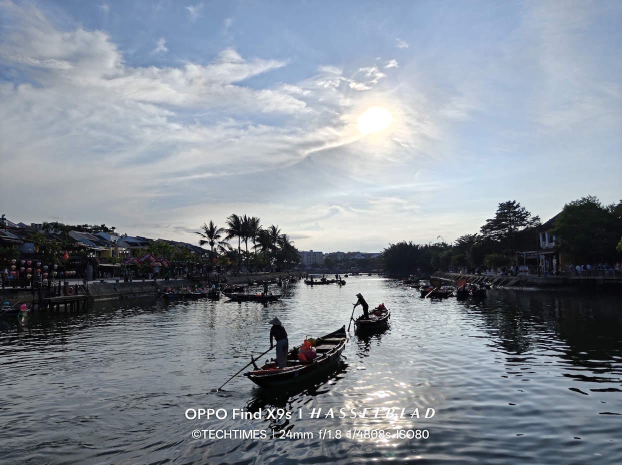 Đánh giá OPPO Find X9s: Khi smartphone nhỏ gọn mang tham vọng thay thế máy ảnh chuyên nghiệp TechTimes Vietnam Đây là vấn đề mà rất nhiều flagship hiện nay gặp phải. Để giữ chi tiết ở cả vùng sáng và tối, nhiều smartphone xử lý HDR quá đà khiến ảnh mất chiều sâu ánh sáng tự nhiên. Find X9s thì khác. Máy vẫn giữ được contrast hợp lý nên ảnh có cảm giác điện ảnh hơn đáng kể. Ánh sáng trong ảnh không bị san phẳng mà vẫn có chiều sâu rất rõ.