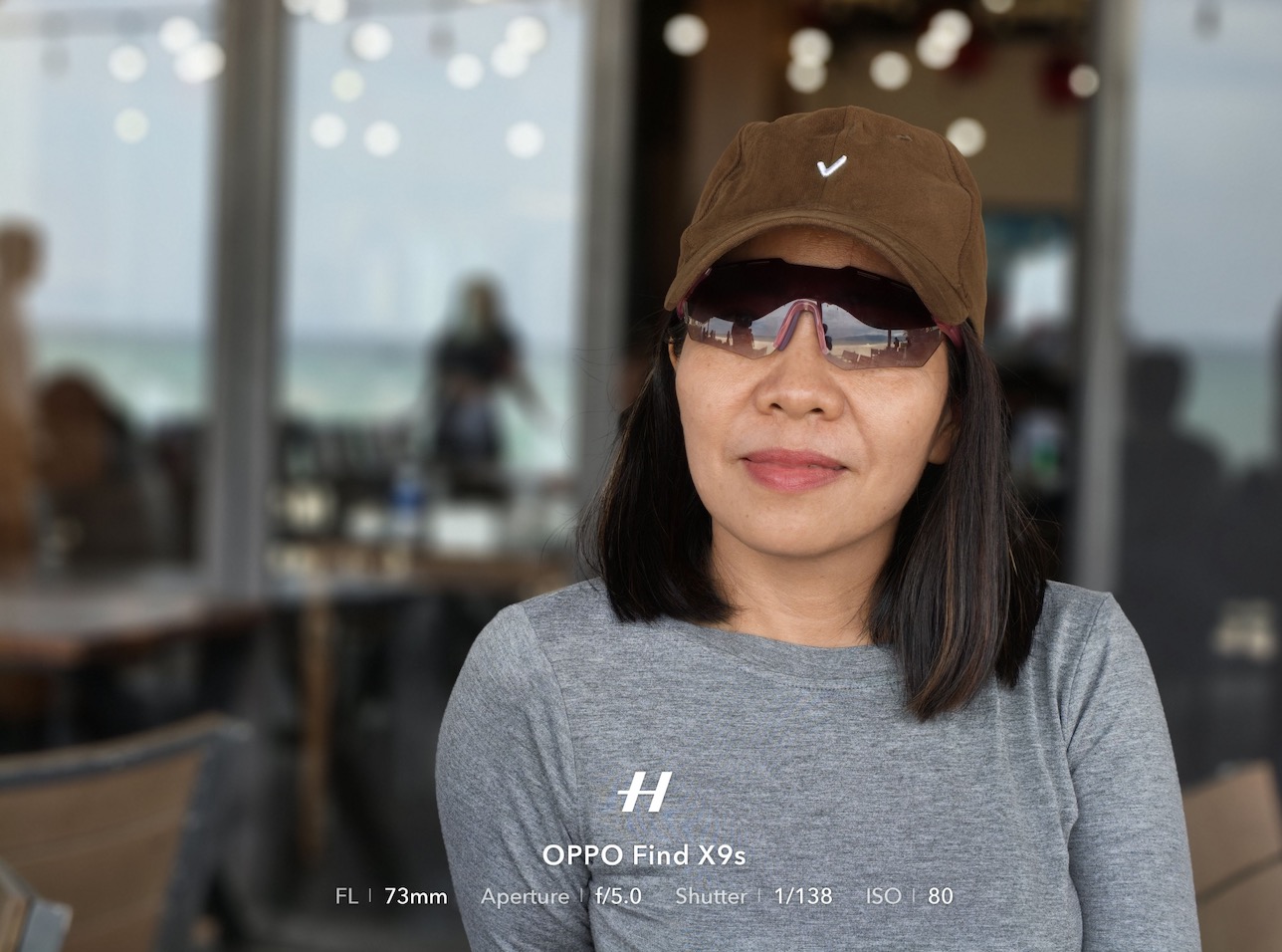 Đánh giá OPPO Find X9s: Khi smartphone nhỏ gọn mang tham vọng thay thế máy ảnh chuyên nghiệp TechTimes Vietnam Find X9s cho hiệu ứng xóa phông rất tự nhiên vì không hoàn toàn phụ thuộc AI. Nhờ tiêu cự dài kết hợp cảm biến lớn, máy tạo được độ tách nền có chiều sâu hơn rất nhiều smartphone khác. Kết quả là ảnh chân dung từ Find X9s có cảm giác giống máy ảnh hơn smartphone. Đặc biệt, OPPO không lạm dụng sharpen trên telephoto như nhiều hãng khác. Đây là yếu tố cực kỳ quan trọng vì camera zoom thường rất dễ tạo cảm giác “digital”. Ảnh từ Find X9s giữ được độ thật tốt hơn nên nhìn giàu cảm xúc hơn đáng kể.