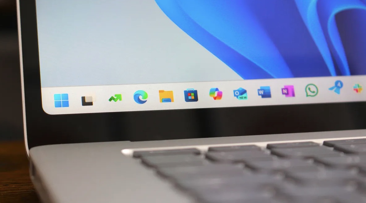 Microsoft mang tính năng di chuyển Taskbar trở lại trên Windows 11 sau nhiều năm bị “ném đá” TechTimes Vietnam Microsoft mang tính năng di chuyển Taskbar trở lại trên Windows 11 sau nhiều năm bị “ném đá”