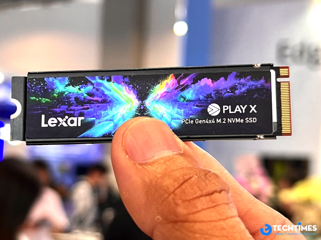 Trong nhóm sản phẩm dành cho game thủ, PLAY X PCIe 4.0 NVMe SSD là cái tên được Lexar đặt ở vị trí nổi bật. Sản phẩm hướng đến những thiết bị có không gian hạn chế như máy chơi game cầm tay, mini PC hoặc các hệ thống sử dụng chuẩn M.2 kích thước nhỏ.