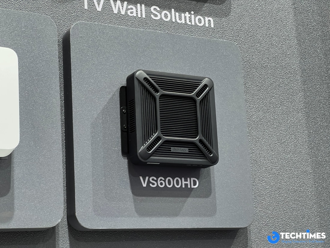 Một điểm nhấn khác tại gian hàng là giải pháp TV Wall Solution với thiết bị VS600HD. Đây là bộ giải mã chuyên dụng cho phép hiển thị trực tiếp nhiều luồng camera lên màn hình hoặc video wall mà không cần sử dụng máy tính. Giải pháp hướng đến các trung tâm điều hành an ninh, phòng giám sát hoặc doanh nghiệp cần theo dõi đồng thời nhiều địa điểm. Việc tách riêng thiết bị hiển thị giúp giảm tải cho hệ thống quản lý trung tâm, đồng thời mang lại khả năng triển khai linh hoạt hơn cho các dự án giám sát quy mô lớn.