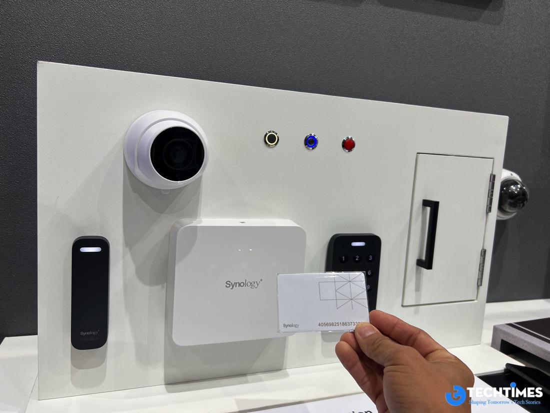 Không chỉ tập trung vào giám sát hình ảnh, Synology còn mở rộng hệ sinh thái an ninh với bộ giải pháp Access Control gồm các thiết bị AR300, AR100 và AC100. Trong đó, AR300 là bàn phím nhập mã và xác thực truy cập, AR100 đóng vai trò đầu đọc thẻ hoặc thiết bị nhận dạng, còn AC100 là bộ điều khiển trung tâm quản lý quyền ra vào. Khi kết hợp với hệ thống camera và nền tảng quản lý của Synology, doanh nghiệp có thể xây dựng giải pháp an ninh đồng bộ từ giám sát hình ảnh đến kiểm soát truy cập, phù hợp cho văn phòng, nhà máy, trường học hoặc các cơ sở nhiều khu vực hạn chế.
