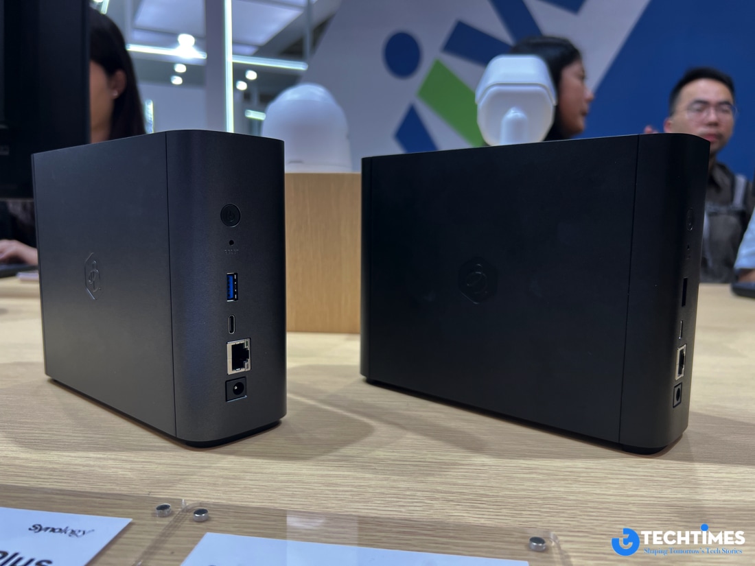 Ở mảng tiêu dùng, BeeStation Plus tiếp tục là sản phẩm được Synology quảng bá mạnh mẽ. Khác với NAS truyền thống vốn yêu cầu người dùng có kiến thức kỹ thuật nhất định, BeeStation được thiết kế theo hướng "cắm là dùng". Thiết bị cho phép tự động sao lưu ảnh từ điện thoại, đồng bộ thư viện ảnh iCloud, lưu trữ dữ liệu gia đình và hoạt động như một máy chủ Plex cá nhân để phát nội dung đa phương tiện trong mạng nội bộ.