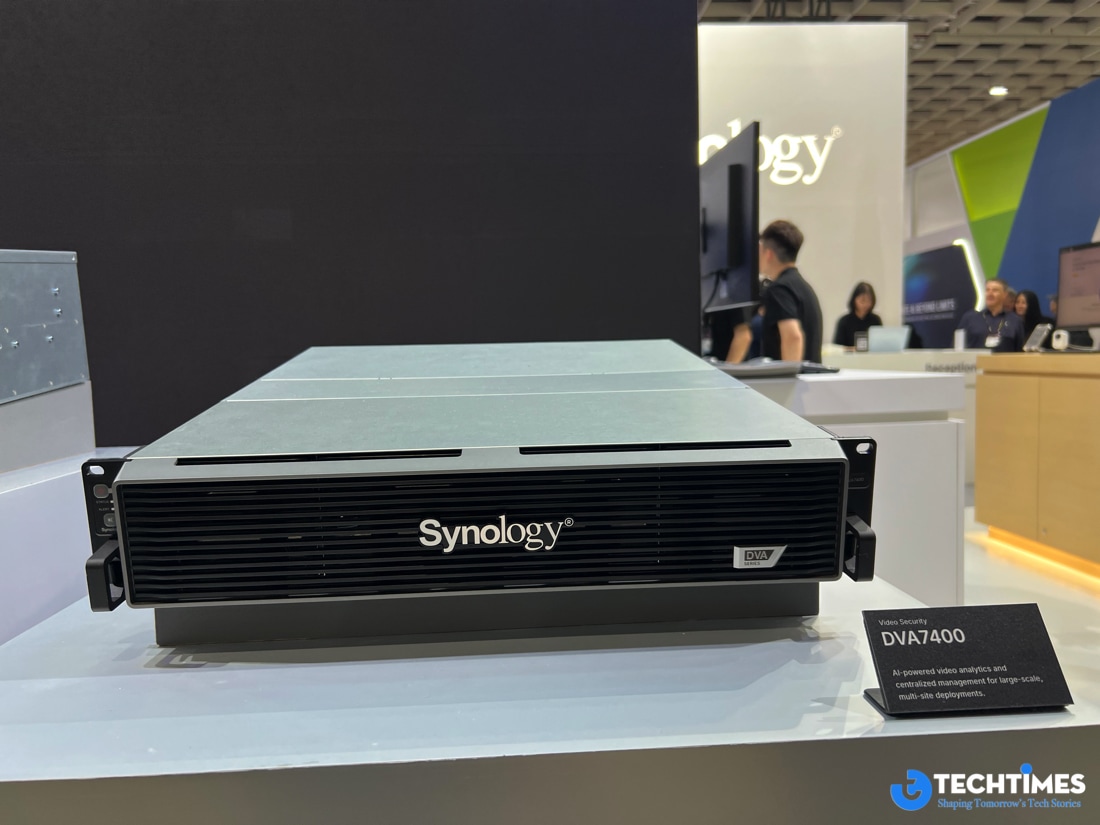 Ở mảng giám sát thông minh, Synology giới thiệu DVA7400 – hệ thống Deep Video Analytics dành cho các dự án camera quy mô lớn. Thiết bị tích hợp khả năng phân tích hình ảnh bằng AI ngay trên hệ thống, hỗ trợ nhận diện khuôn mặt, phát hiện xâm nhập, nhận dạng biển số xe và nhiều tác vụ giám sát thời gian thực khác. Đây là giải pháp hướng đến doanh nghiệp, nhà máy và các tổ chức cần triển khai hệ thống an ninh với mức độ tự động hóa cao.