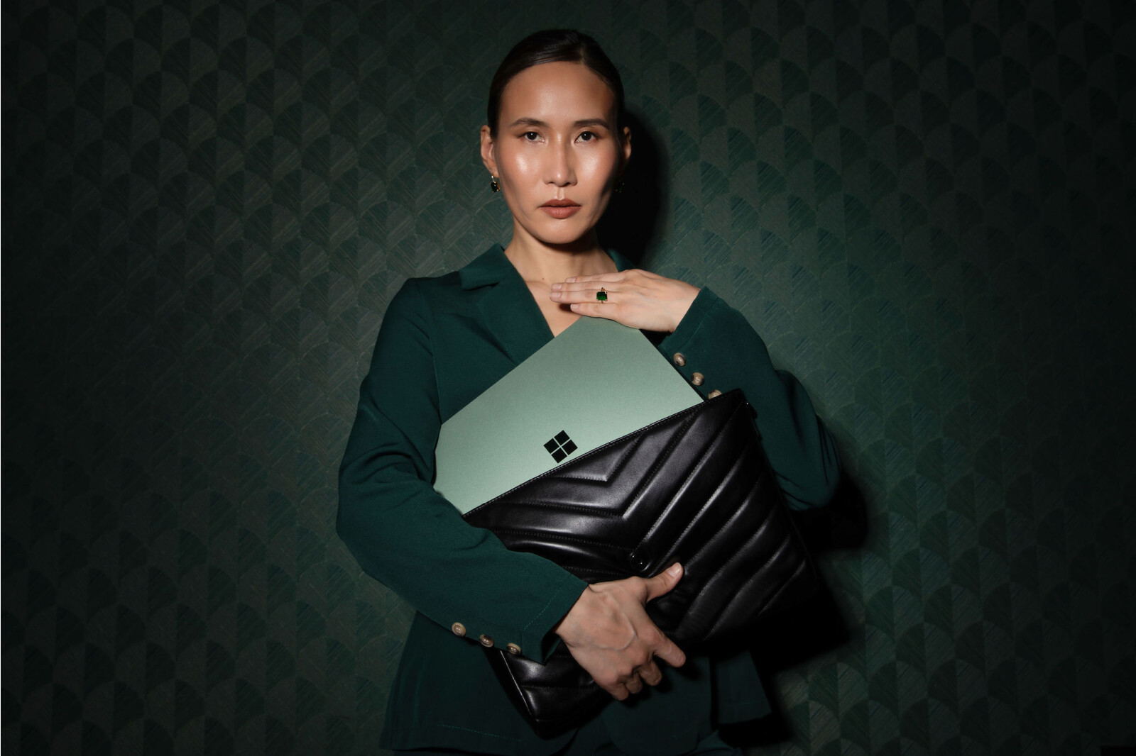 GLM ra mắt Essential Clutch – Phiên bản giới hạn phù hợp với Microsoft Surface Laptop 13,8 inch TechTimes Vietnam Photo Courtesy of GLM