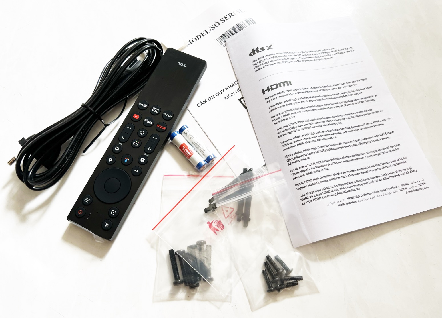 Mở hộp, lắp đặt và thiết lập TCL QD-Mini LED 65A400M: Chiếc TV là điểm nhấn nội thất hiện đại TechTimes Vietnam Trọn bộ phụ kiện bên trong của TV.