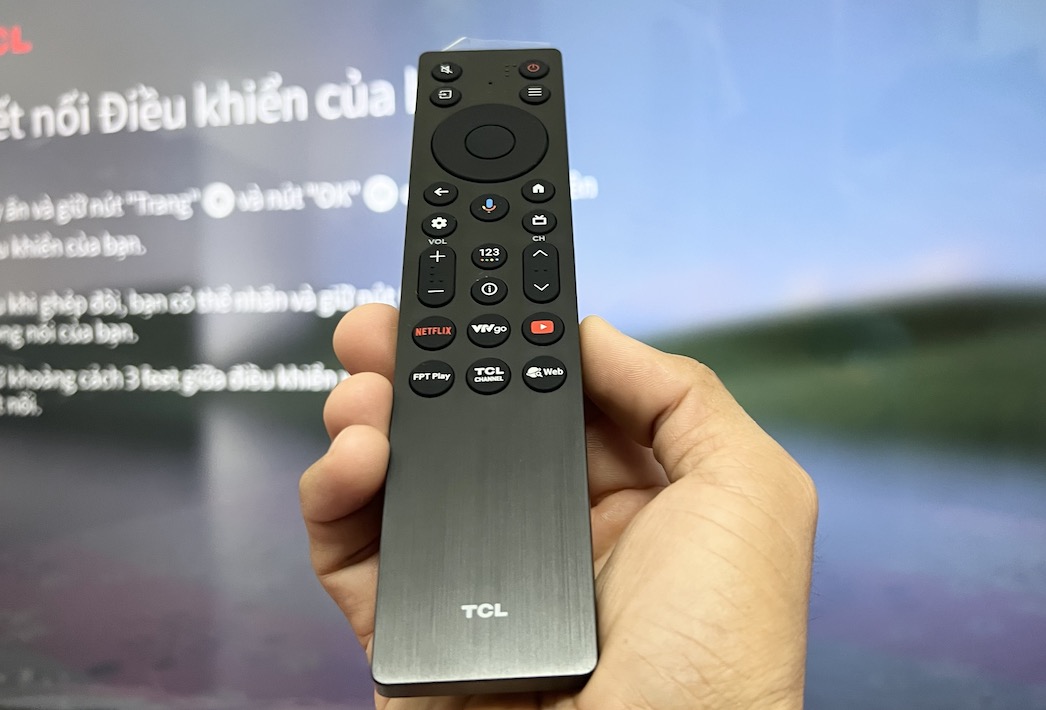 Mở hộp, lắp đặt và thiết lập TCL QD-Mini LED 65A400M: Chiếc TV là điểm nhấn nội thất hiện đại TechTimes Vietnam Chiếc remote đi kèm cực kỳ tiện lợi nhờ tính năng điều khiển bằng giọng nói và các nút kích hoạt nhanh các tiện ích.