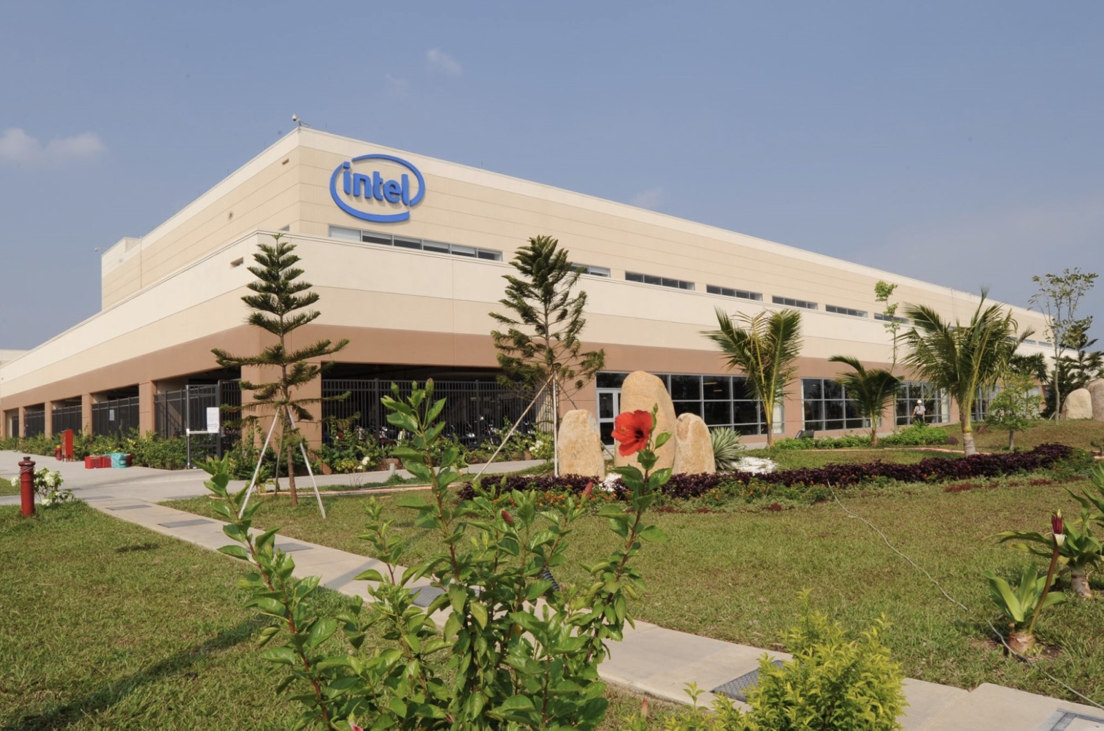 Bước vào kỷ nguyên trí tuệ nhân tạo, Intel tiếp tục mở rộng các chương trình phát triển kỹ năng số tại Việt Nam thông qua sáng kiến Intel Digital Readiness. Chương trình hướng tới nhiều nhóm đối tượng khác nhau, từ nhà lãnh đạo, người dân, lực lượng lao động tương lai cho đến thế hệ trẻ, với mục tiêu nâng cao nhận thức và khả năng ứng dụng AI trong nhiều lĩnh vực của đời sống và kinh tế.