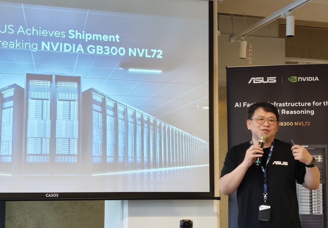 Bên trong ASUS AI Lab tại Đài Loan: Hậu trường của những hệ thống AI quy mô hàng đầu thế giới TechTimes Vietnam Một trong những điểm nhấn nổi bật tại đây là hệ thống ASUS AI POD với NVIDIA GB300 NVL72, nền tảng được thiết kế cho các tác vụ AI thế hệ mới. Cấu hình bao gồm 36 CPU NVIDIA Grace và 72 GPU NVIDIA Blackwell Ultra kết nối thông qua công nghệ NVLink thế hệ thứ năm. Hệ thống hiện được sử dụng để mô phỏng, kiểm thử và xác thực toàn bộ rack AI sau khi triển khai thực tế nhằm đáp ứng các bản cập nhật sản phẩm trong giai đoạn vận hành.