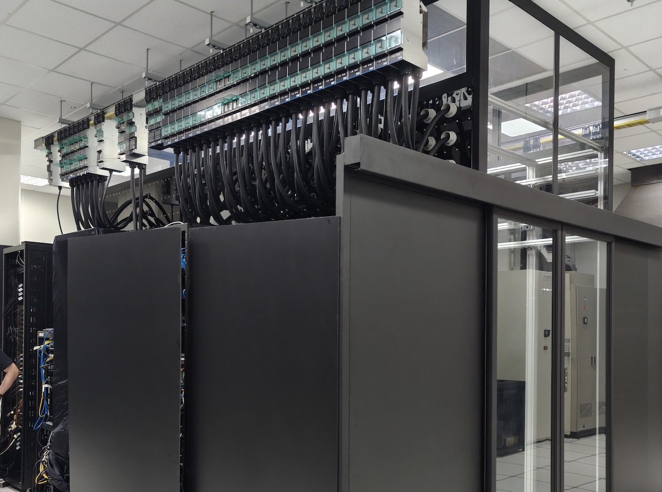 Bên trong ASUS AI Lab tại Đài Loan: Hậu trường của những hệ thống AI quy mô hàng đầu thế giới TechTimes Vietnam Ông Jerry Wang, Product Manager thuộc Infrastructure Solution Business Group của ASUS đang giới thiệu một cụm máy chủ AI được triển khai theo kiến trúc rack tiêu chuẩn trung tâm dữ liệu.