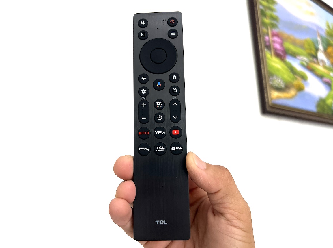 Đánh giá TCL 65A400M: Màn hình lớn, thiết kế đẹp, chất lượng hiển thị vượt tầm giá TechTimes Vietnam Cận cảnh remote đi kèm sản phẩm.