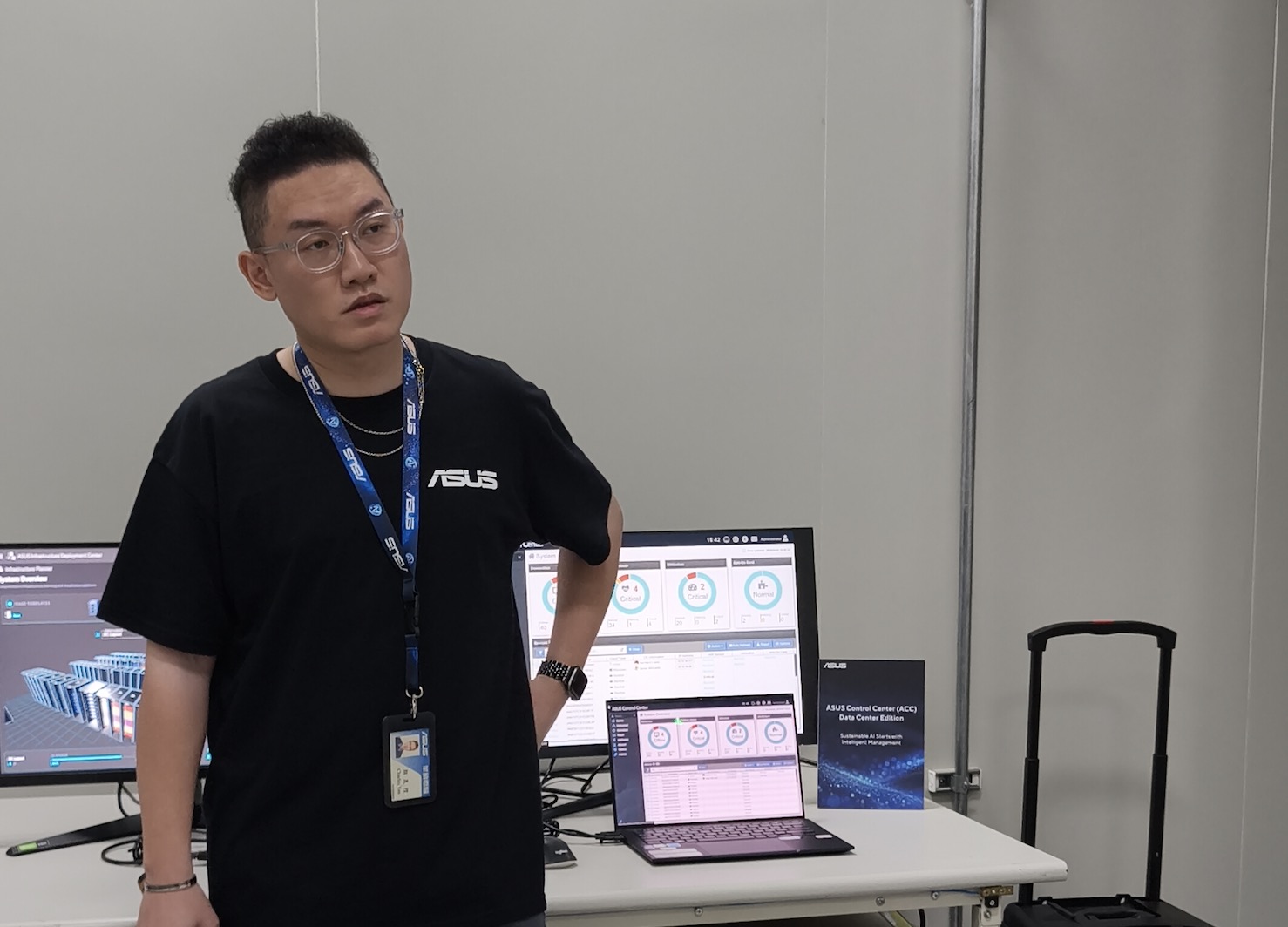 Bên trong ASUS AI Lab tại Đài Loan: Hậu trường của những hệ thống AI quy mô hàng đầu thế giới TechTimes Vietnam Ông Charles Yan – Quản lý cấp cao phụ trách hạ tầng thuộc Solution BG của ASUS đang giới thiệu các giải pháp quản lý trong hạ tầng AI.