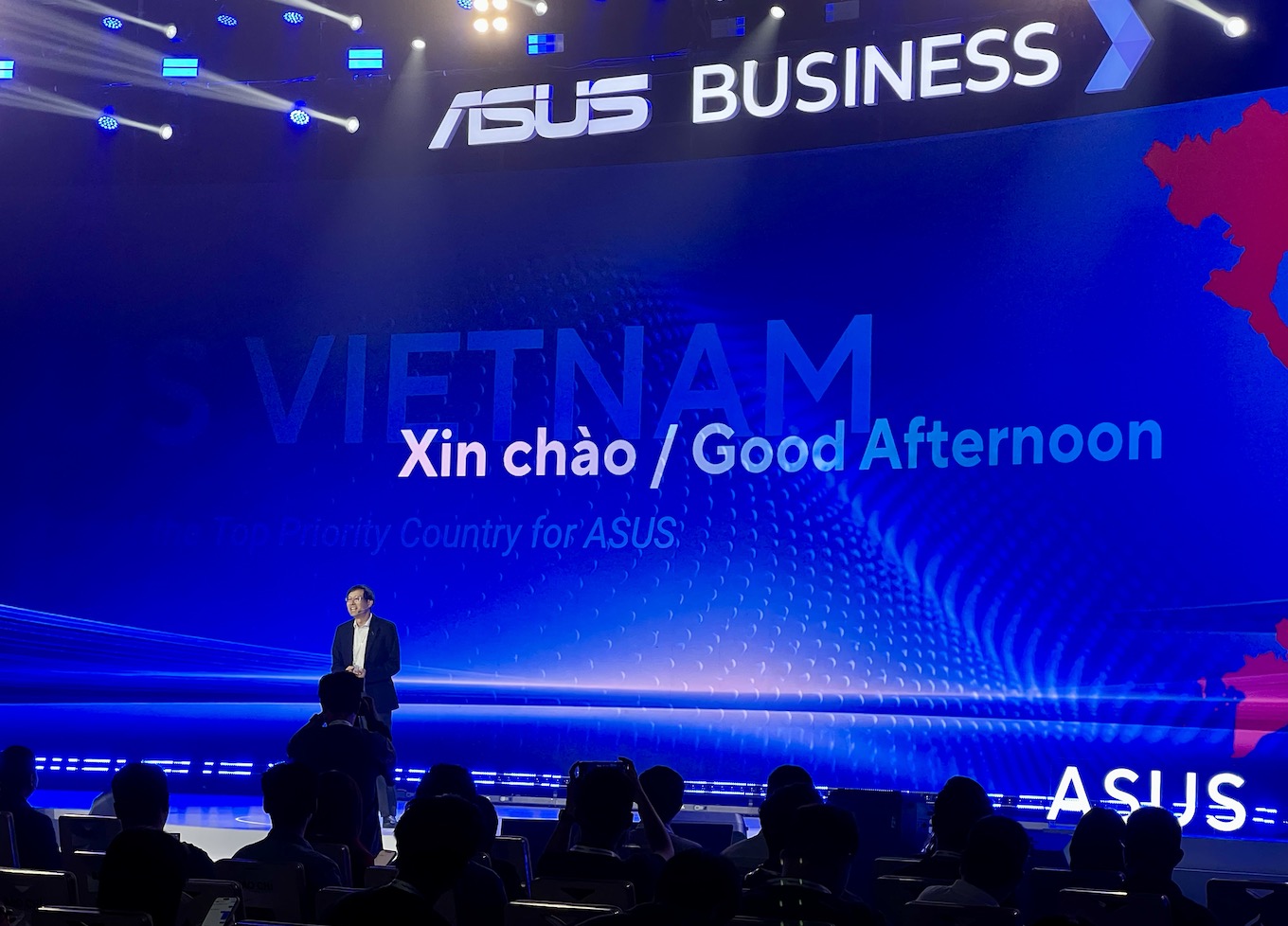 Riêng tại Việt Nam, ASUS ghi nhận mức tăng trưởng 87% trong năm 2025 ở mảng máy tính doanh nghiệp và đang tiến gần nhóm ba thương hiệu dẫn đầu thị trường. Hãng đặt mục tiêu đến năm 2028 sẽ trở thành thương hiệu máy tính doanh nghiệp số một tại Việt Nam.