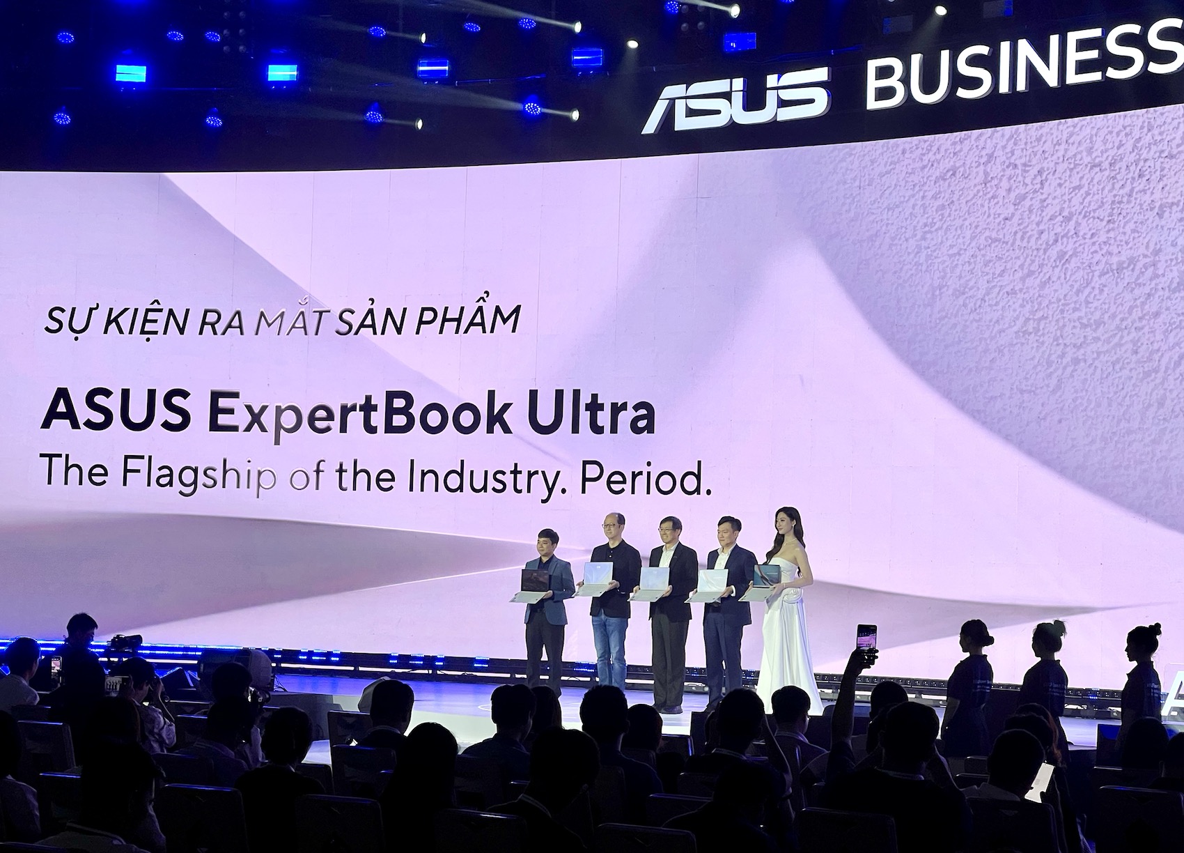 ASUS ra mắt ExpertBook Ultra tại Việt Nam, laptop Copilot+ PC cao cấp hướng đến doanh nghiệp