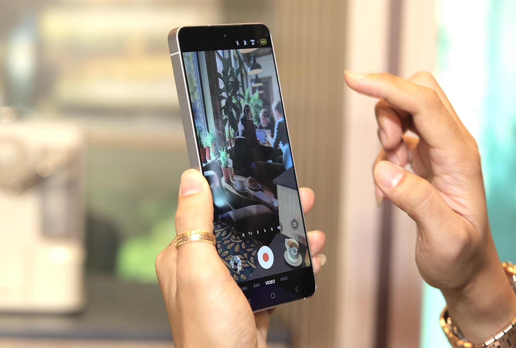 Camera luôn là một trong những lý do lớn nhất khiến người dùng lựa chọn dòng Galaxy Ultra. Với S26 Ultra, Samsung không tạo ra bước nhảy vọt về mặt thông số nhưng tập trung nhiều hơn vào việc hoàn thiện chất lượng hình ảnh thực tế.