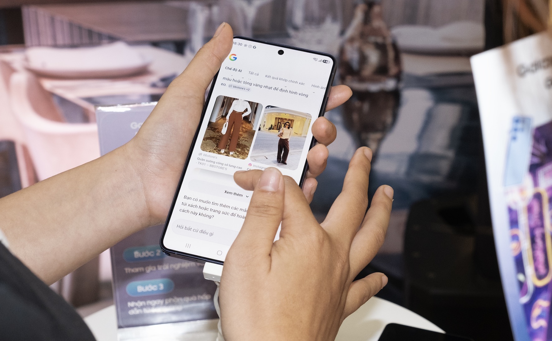 Một thay đổi đáng chú ý khác nằm ở tính chủ động. Galaxy AI giờ đây không chỉ phản hồi yêu cầu mà còn đưa ra những gợi ý dựa trên lịch trình, thói quen sử dụng và bối cảnh thực tế. Những nhắc nhở về thời gian di chuyển, các đề xuất liên quan đến công việc hoặc khả năng tổng hợp thông tin trước cuộc họp đều giúp tiết kiệm đáng kể thời gian trong ngày.