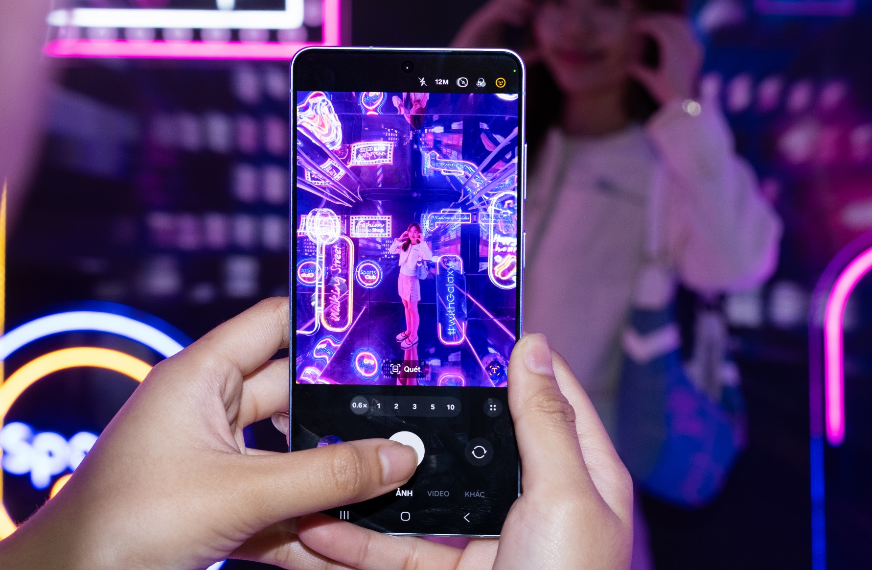 Điều kiện ánh sáng yếu mới là nơi Galaxy S26 Ultra thể hiện rõ nhất những cải tiến của mình. Khi chụp tại các tuyến phố trung tâm TP.HCM vào buổi tối hoặc trong những quán cà phê, nơi sự kiện - hội nghị có ánh sáng phức tạp, máy duy trì được độ chi tiết rất tốt mà không tạo cảm giác giả tạo. Hình ảnh vẫn giữ được bầu không khí của khung cảnh thay vì cố gắng biến đêm thành ngày như nhiều smartphone hiện nay.